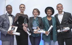 Julius Brettschneider aus Schlat (r.) sowie weitere Finalisten des "Shining Light Award", einem afrikanischen Schmuck- und Designwettbewerb. Foto: Privat, Quelle: NWZ